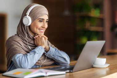 Kafede online ders alan mutlu kız öğrenci.