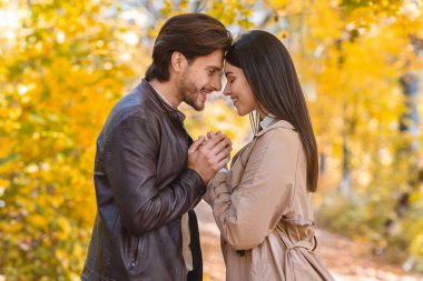 Aşık bir adam ormanda kız arkadaşına günah çıkarıyor.