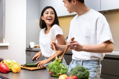 Mutlu Çinli Eş ve Koca Hafta Sonu Mutfakta Yemek Yapıyor