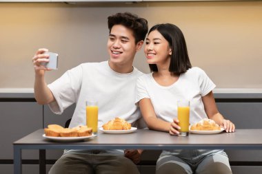 Koreli Koca Mutfakta Kahvaltı Yaparken Karısıyla Selfie Yapıyor