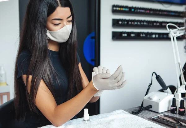 健康保護美容ケアとロックダウン後の近代的なサロンの開口部。アジアの女性で保護マスクでゴム手袋作業でクライアントでスタジオインテリア — ストック写真