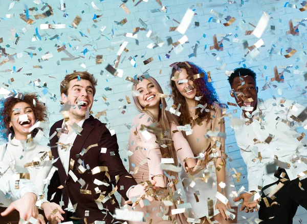 Glada vänner ha kul festa Njuta Fallande Confetti Inomhus — Stockfoto