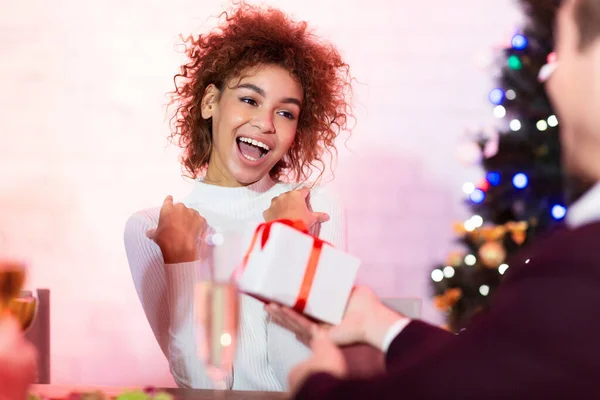 Fille africaine reçoit un cadeau de Nouvel An de petit ami à la maison — Photo