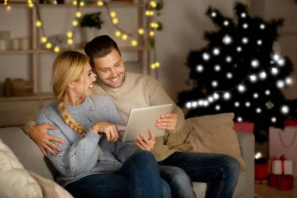 Couple aimant s'amuser ensemble à la maison à Noël — Photo