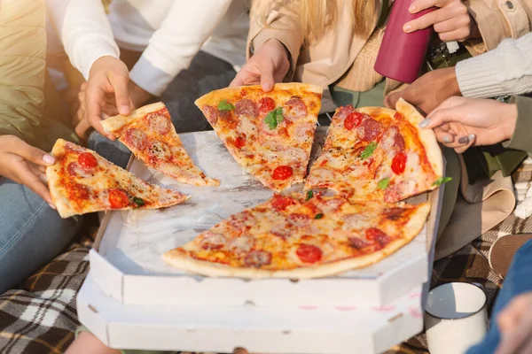 Internationale Gruppe von Freunden schnappt sich Pizza-Scheiben — Stockfoto