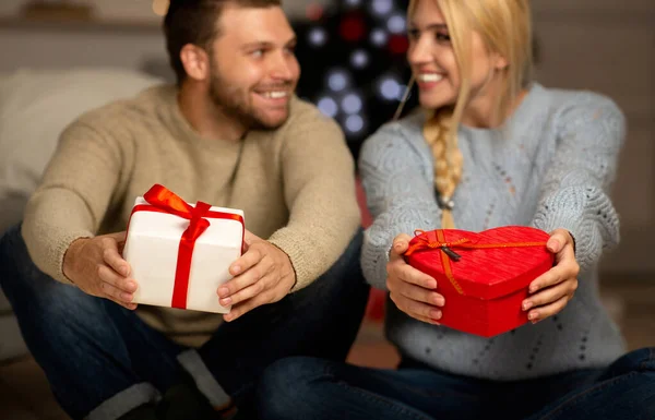 Focus selettivo sui regali di Natale in mani di coppia — Foto Stock