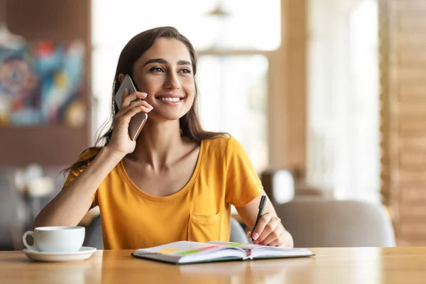 Jovencita alegre conversando con el empleador por teléfono —  Fotos de Stock