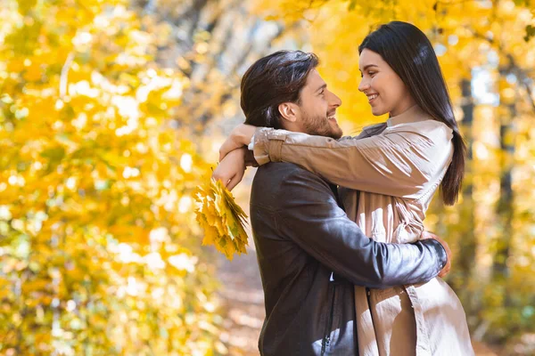 Casal romântico desfrutando fim de semana na floresta de outono — Fotografia de Stock