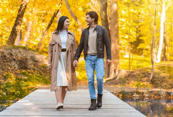 Любящие веселые пары проводят время в осеннем лесу — стоковое фото