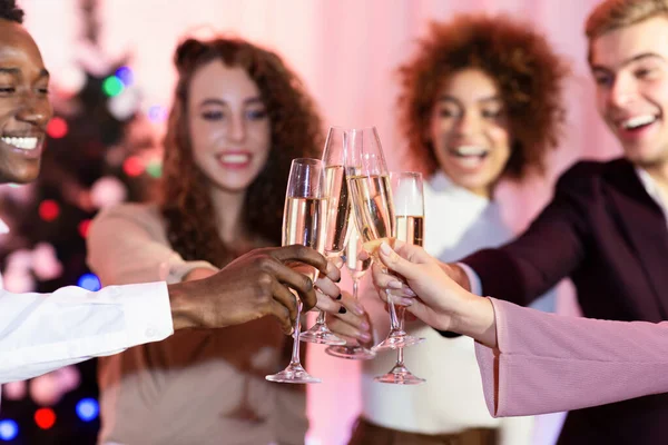 Feliz Multiracial amigos brindar celebrando Ano Novo de pé em casa — Fotografia de Stock