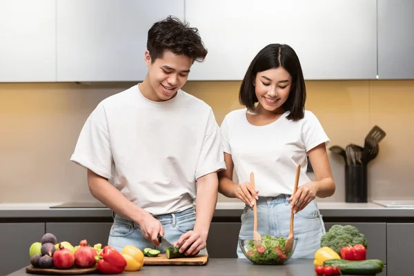 Asian Husband And Wife Cooking Together Cutting Vegetables In Kitchen — Stock Photo, Image