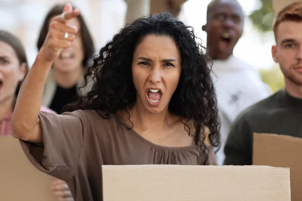 Melez ırk kadını uluslararası grevcilerin lideri. — Stok fotoğraf