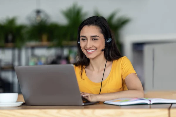 Mujer árabe feliz teniendo conferencia de negocios en línea en la cafetería —  Fotos de Stock