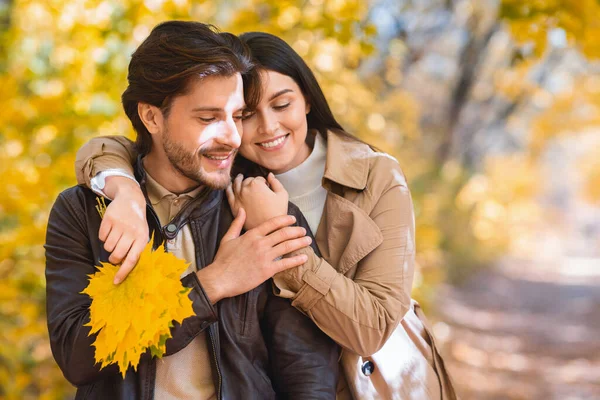 Amare donna abbracciando il suo bel marito da dietro — Foto Stock