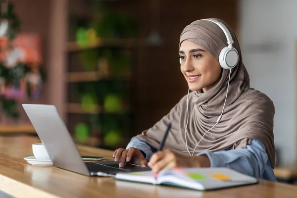 微笑的穆斯林女士在网吧里学习 — 图库照片