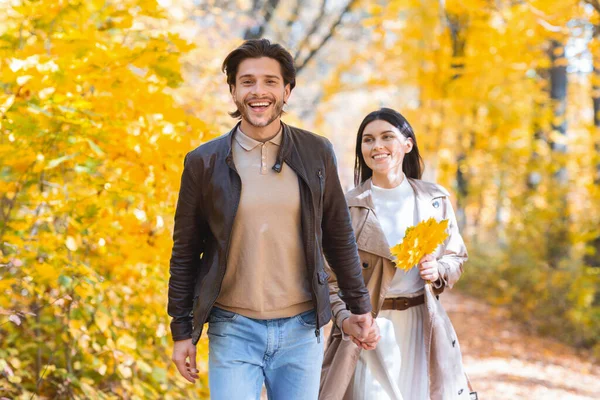Emocionado chico mostrando su bonita novia bosque de otoño —  Fotos de Stock