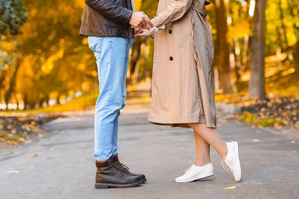 Foto romántica recortada de dos amantes abrazándose en el camino del bosque —  Fotos de Stock