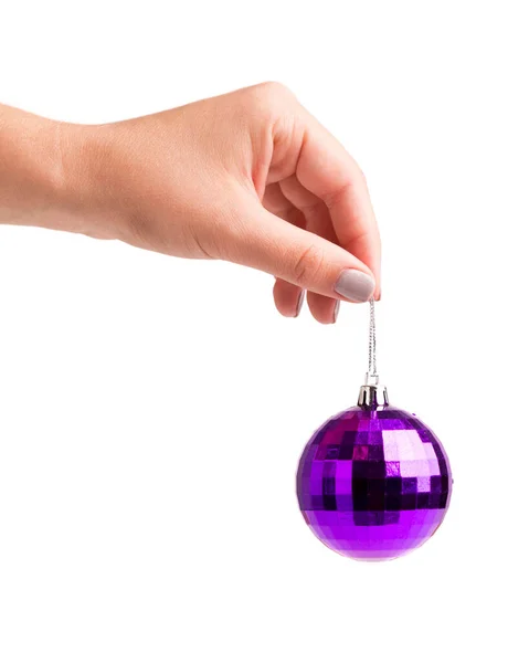 紫色装饰圣诞球在女性手中，与白色隔离 — 图库照片