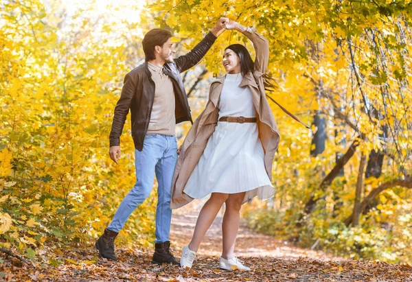 Романтическая радостная пара, танцующая посреди леса — стоковое фото
