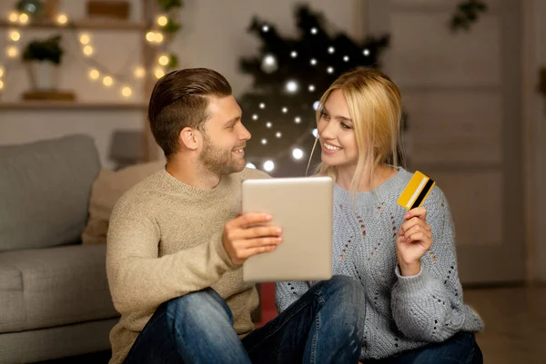 Beau jeune couple utilisant une tablette numérique, magasinage en ligne — Photo