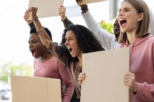 Primer plano del grupo internacional de manifestantes con pancartas — Foto de Stock