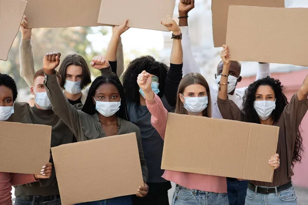 Молодые сумасшедшие устраивают беспорядки, держат пустые плакаты — стоковое фото