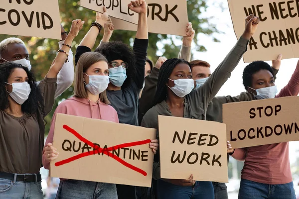 Mezinárodní skupina lidí v obličejových maskách protestujících proti karanténě — Stock fotografie