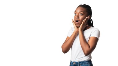 Siyah Kadın Beyaz Arkaplanda Şok Pozisyonunda Omg Bağırıyor