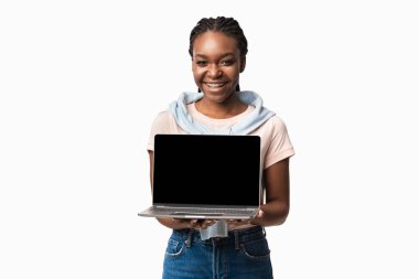 Beyaz Arkaplanda Boş Ekranı Olan Siyah Kadın Dizüstü bilgisayar Tutuyor