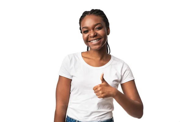 Afro-américaine femme gestuelle pouces vers le haut posant sur fond blanc — Photo