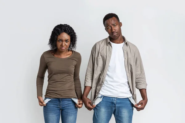 Young Black Couple With Empty Pockets And No Money — Stock Photo, Image