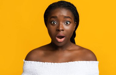 Hadi canım. Şok olmuş, ağzı açık bir Afrikalı Amerikalı kadının yakın plan portresi.