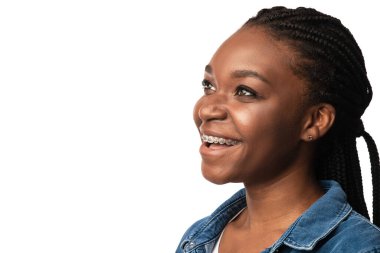 Beyaz Arkaplan Gülümseyen Afro-Amerikalı Kadın
