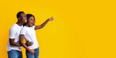 Afro-Amerikalı erkek ve kadın boşluğu işaret ediyor.