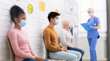 Coronavirus aşısı bekleyen kız hastanede kuyrukta bekliyor.