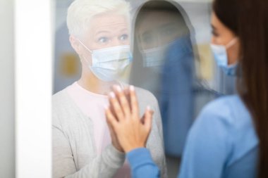 Coronavirus Enfekte Edilmiş Yaşlı Bayan Kızlara Dokunuyor Hastane Kapısından