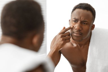 Sivilcelere dokunan Afrikalı Adam Tuvalette dikiliyor