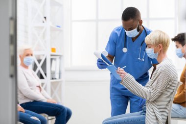 Coronavirus Aşısı Hastahanede Önce Doktor İmza Belgesi