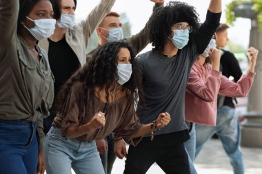 Sokaktaki gösteriye maskeli gençler katılıyor.