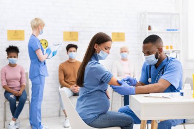 Doktor Covid-19 Aşısını Hastanedeki Hamile Kadın 'a Veriyor