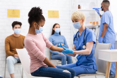 Coronavirus aşısı olan Afrikalı Amerikalı genç kız hastanede tedavi görüyor.