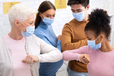 Farklı İnsanlar Topluluğu İçerde Çarpışıyor