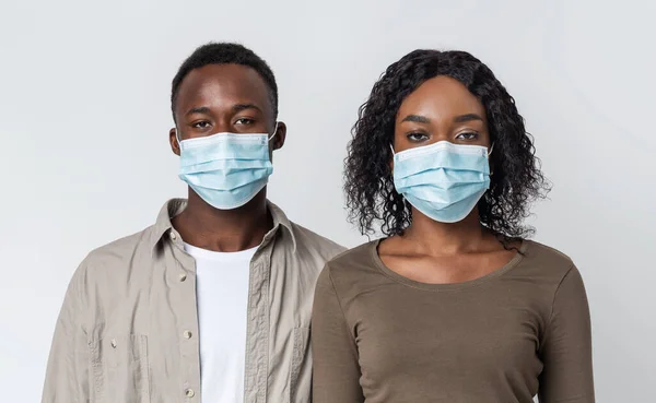 Африканская американская пара в защитных медицинских масках для защиты — стоковое фото