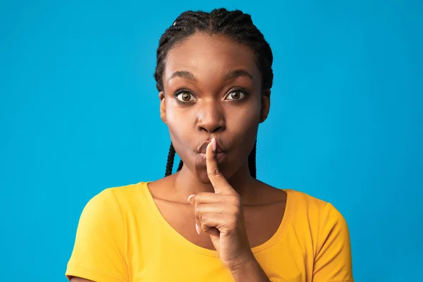 African American Millennial Woman Gesturing Hush Sign Over Blue Background — Stock Photo, Image