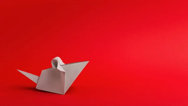 Origami van rat voor Chinees Nieuwjaar op felrode achtergrond — Stockfoto