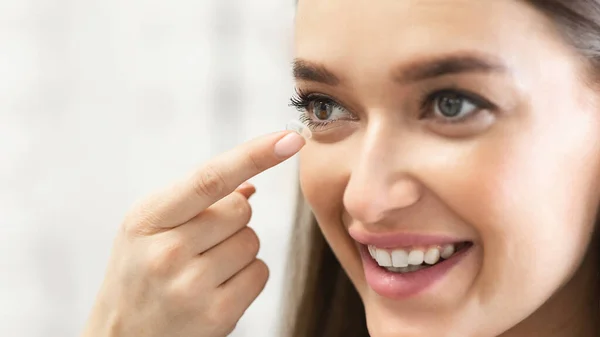 Jovem mulher usando lentes de contato, close-up — Fotografia de Stock