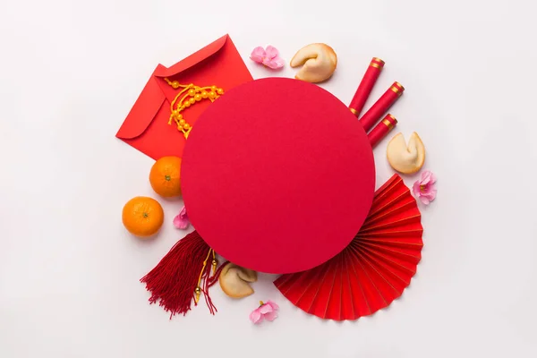 Ano Novo Chinês flat lay fundo branco com decorações variadas festival — Fotografia de Stock