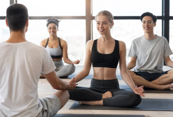 Grup Yogası. Çeşitli Sportif Çok Kültürlü İnsanlar Stüdyoda Koç ile Birlikte Meditasyon Yapıyor — Stok fotoğraf