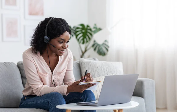 Educación en línea. Joven mujer negra que estudia en línea desde casa con ordenador portátil —  Fotos de Stock