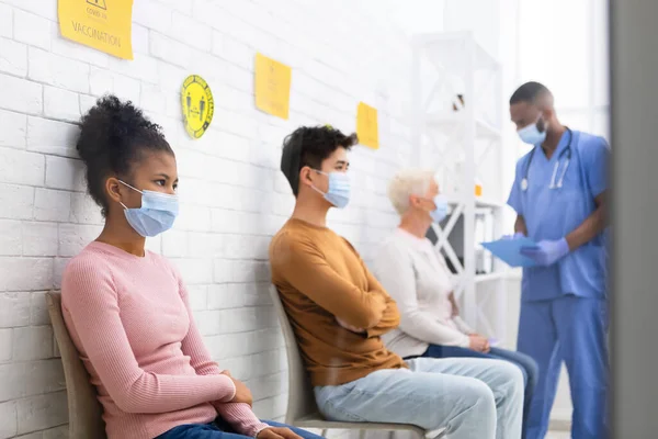 Patients Waiting For Covid-19 Vaccination Sitting In Queue In Hospital — Stock Photo, Image